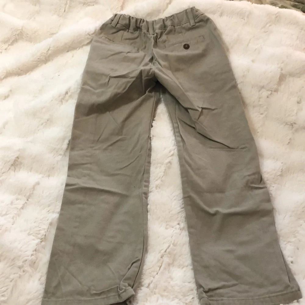 Izod youth khaki pants, excellent like-new condition.  Size 10.